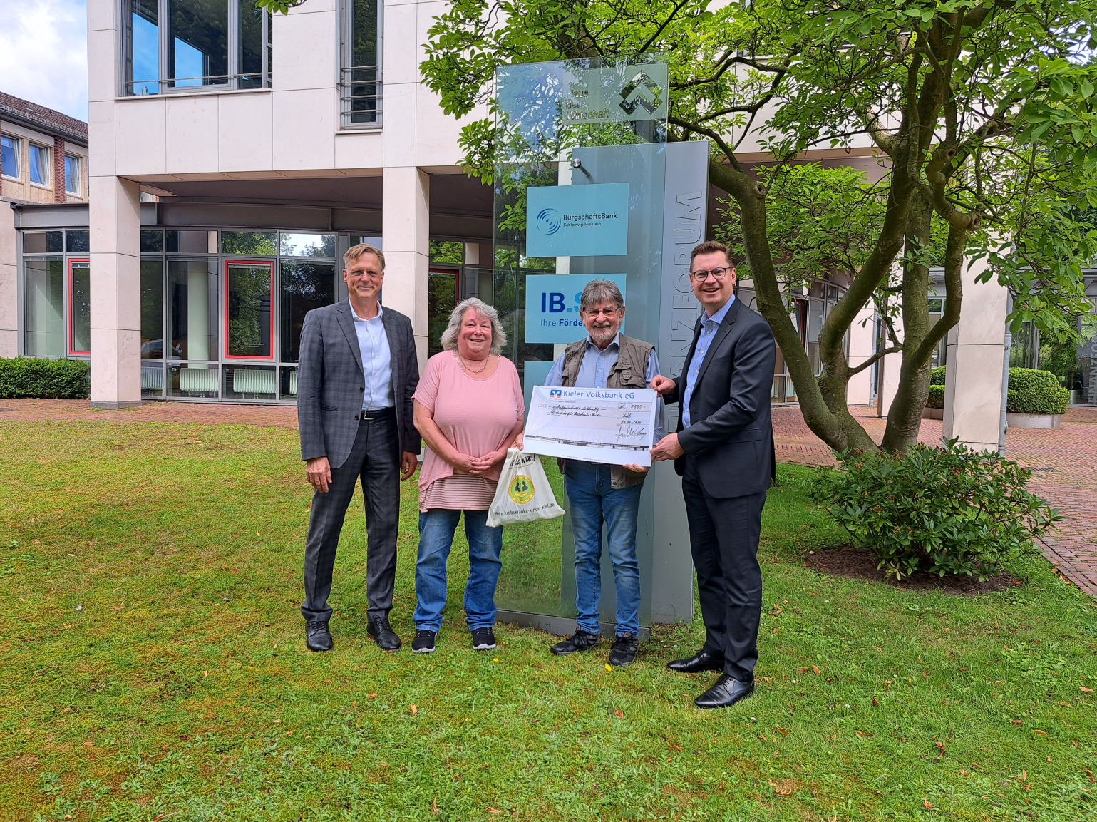 Foto Scheckübergabe Förderkreis Krebskranker Kinder